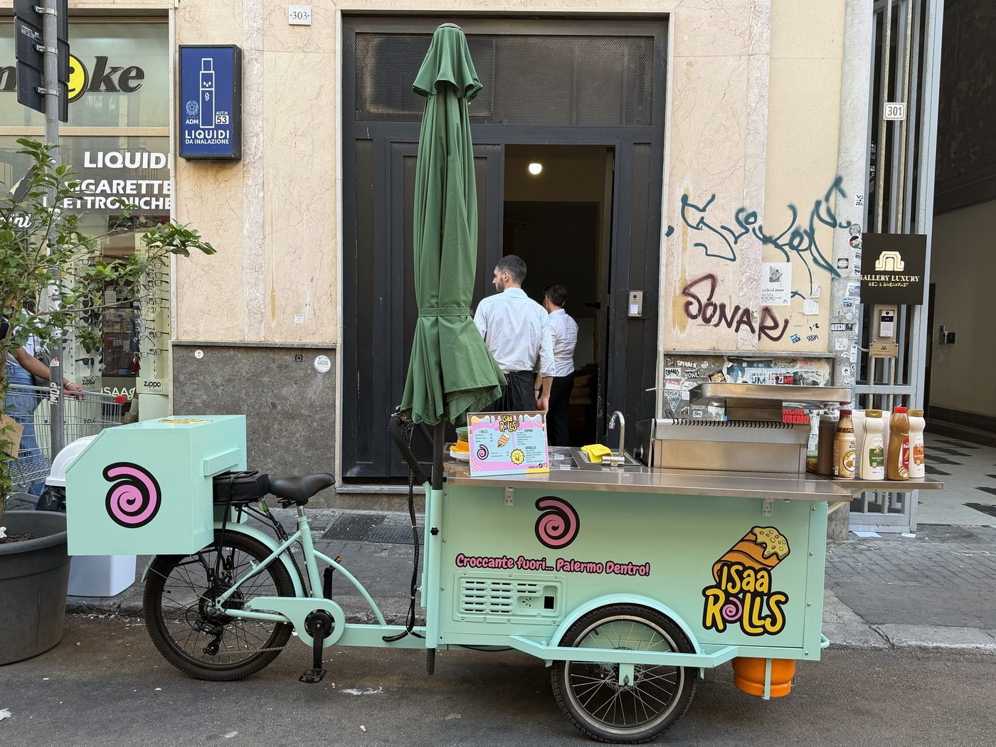 La bici di Isaa Rolls in strada a Palermo